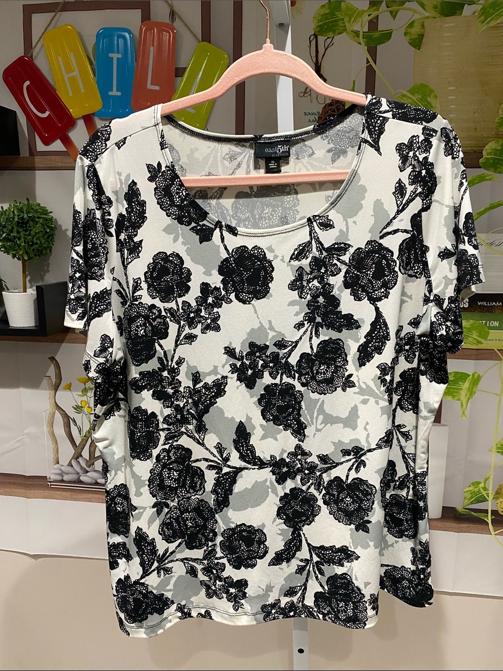 East 5th Black & White Floral Scoop Neck Tee size XL. Ptp is 23.